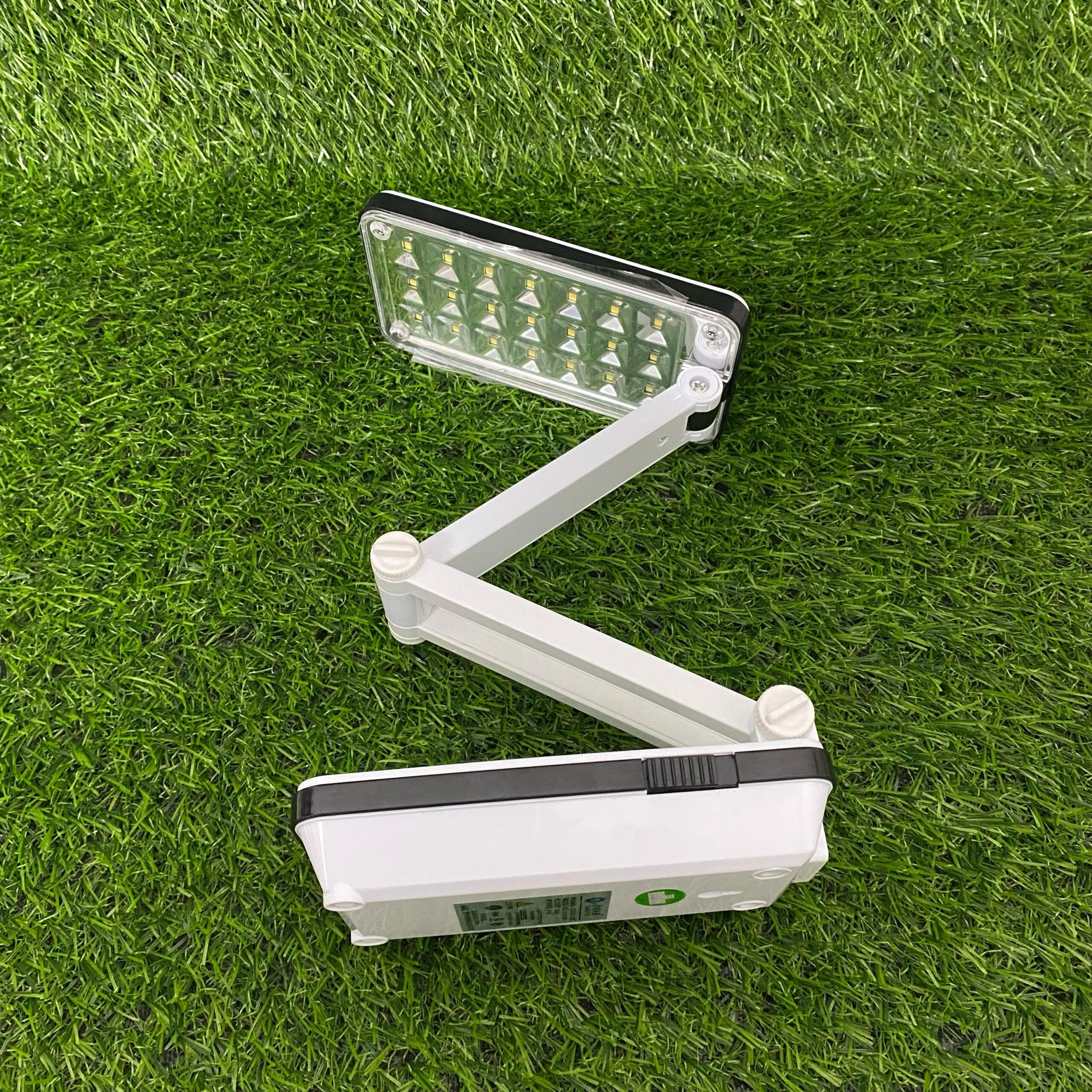 Lámpara LED Plegable y Ajustable – Iluminación Práctica y Moderna 3 Lámpara LED Plegable y Ajustable – Iluminación Práctica y Moderna - Imagen 3